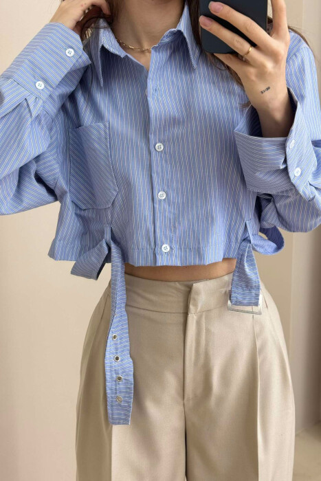 KËMISHË E SHKURTËR ME DETAJIN E RRIPIT PËR FEMRA NË NGJYRËN BLU E ZBARDHUR - KLAUDIO FASHION