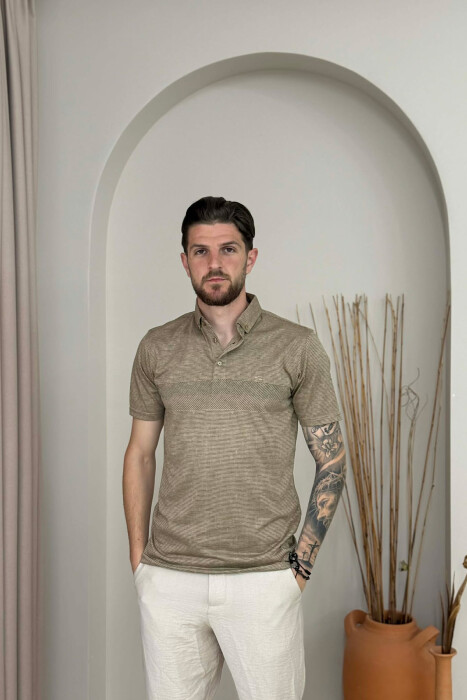 T-SHIRT ME JAKE POLO PER MESHKUJ NE NGJYRE KAFE TE ZBARDHUR 