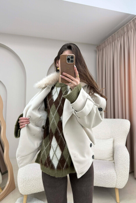 XHAKETE E SHKURTER NJE NGJYRESHE ME GEZOF TE SHKEPUTSHEM PER FEMRA NE NGJYRE KREM - KLAUDIO FASHION