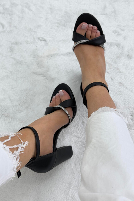 SANDALE ME TAKË ME DETAJIN E DIAMANTËVE PËR FEMRA NË NGJYRËN E ZEZË - KLAUDIO FASHION