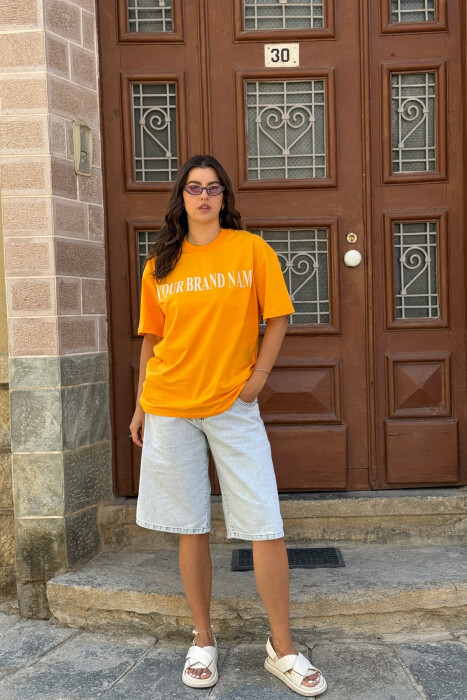 T-SHIRT ME SHKRIME DHE IMAZH PËR FEMRA NË NGJYRËN MUSTARDË 