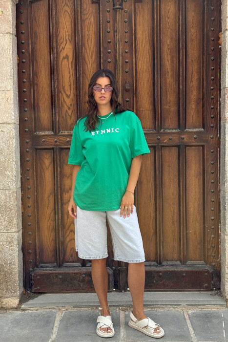 T-SHIRT NJË NGJYRËSH ME SHKRIME PËR FEMRA NË NGJYRËN JESHILE 