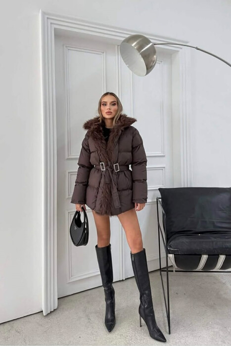 XHUP ME LIDHESE DHE ME DETAJ PELLUSHI PER FEMRA NE NGJYRE KAFE - KLAUDIO FASHION