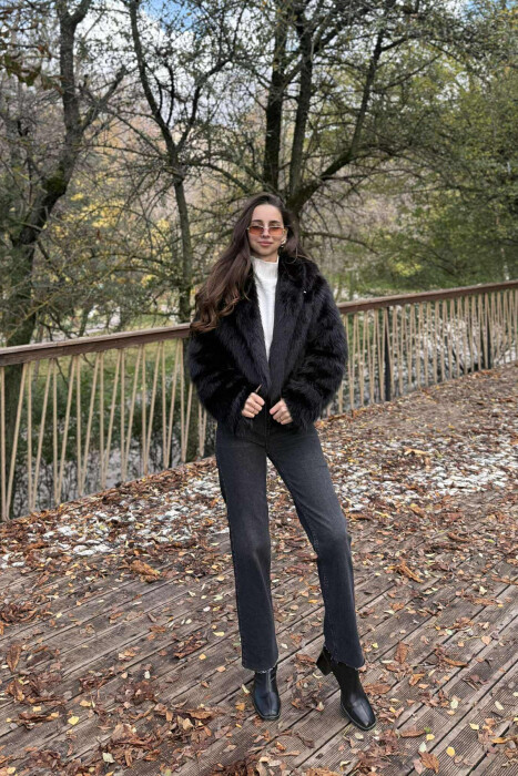 PELLUSH ME KAPUÇ PËR FEMRA NË NGJYRË TË ZEZË - KLAUDIO FASHION