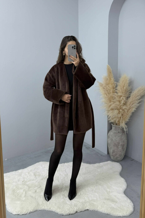 PALLTO NJË NGJYRËSHE ME GËZOF DHE LIDHËSE PËR FEMRA NË NGJYRË KAFE TË ERRËT - KLAUDIO FASHION