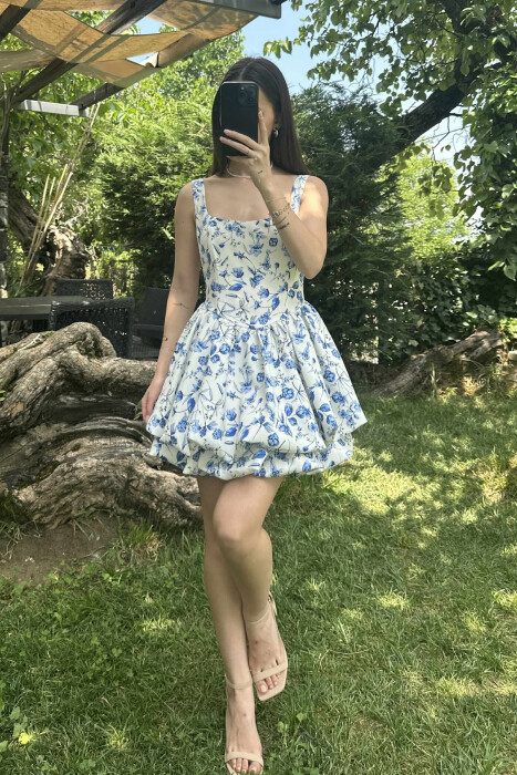 FUSTAN I SHKURTËR ME PRINT LULESH PËR FEMRA NË NGJYRËN E BARDHË+BLU - KLAUDIO FASHION