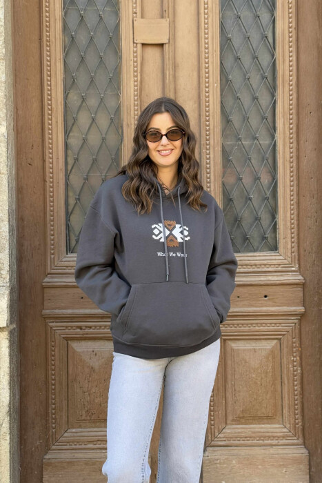 HOODIE NJË NGJYRËSHE ME PUSH DHE LOGO NË PJESËN PARA PËR FEMRA NË NGJYRË GRI TË ERRËT 