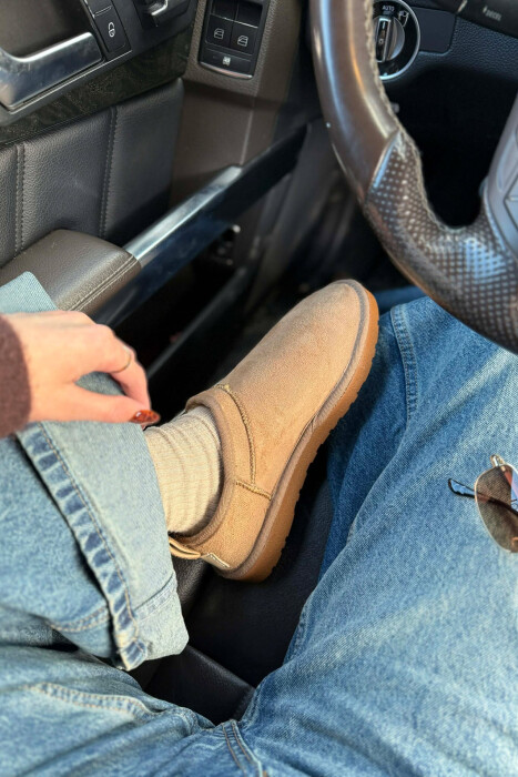 FLUFFY ONE COLOR SHORT WOMEN UGG BEIGE/BEZHE - KLAUDIO FASHION