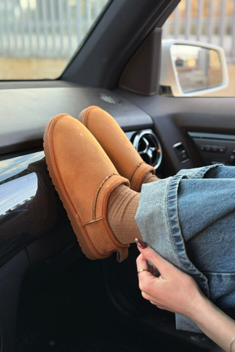 FLUFFY ONE COLOR SHORT WOMEN UGG BROWN/KAFE - KLAUDIO FASHION