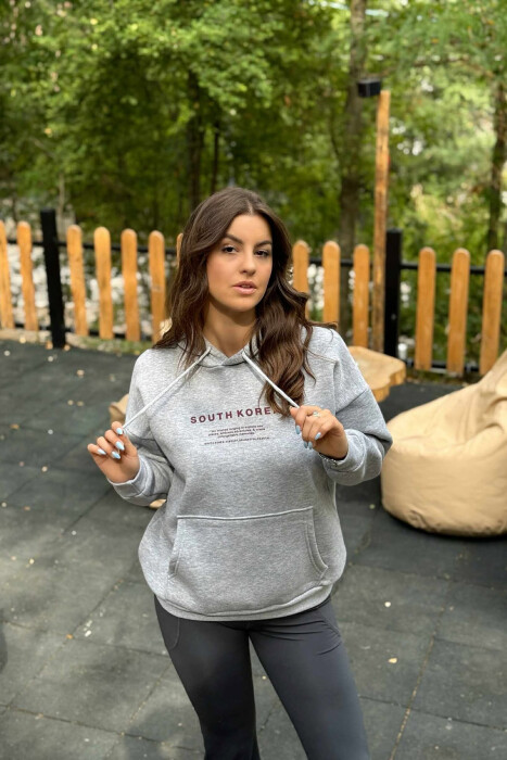 HOODIE NJËNGJYRËSHE ME PUSH DHE ME SHKRIME TË THJESHTA PËR FEMRA NË NGJYRËN GRI 