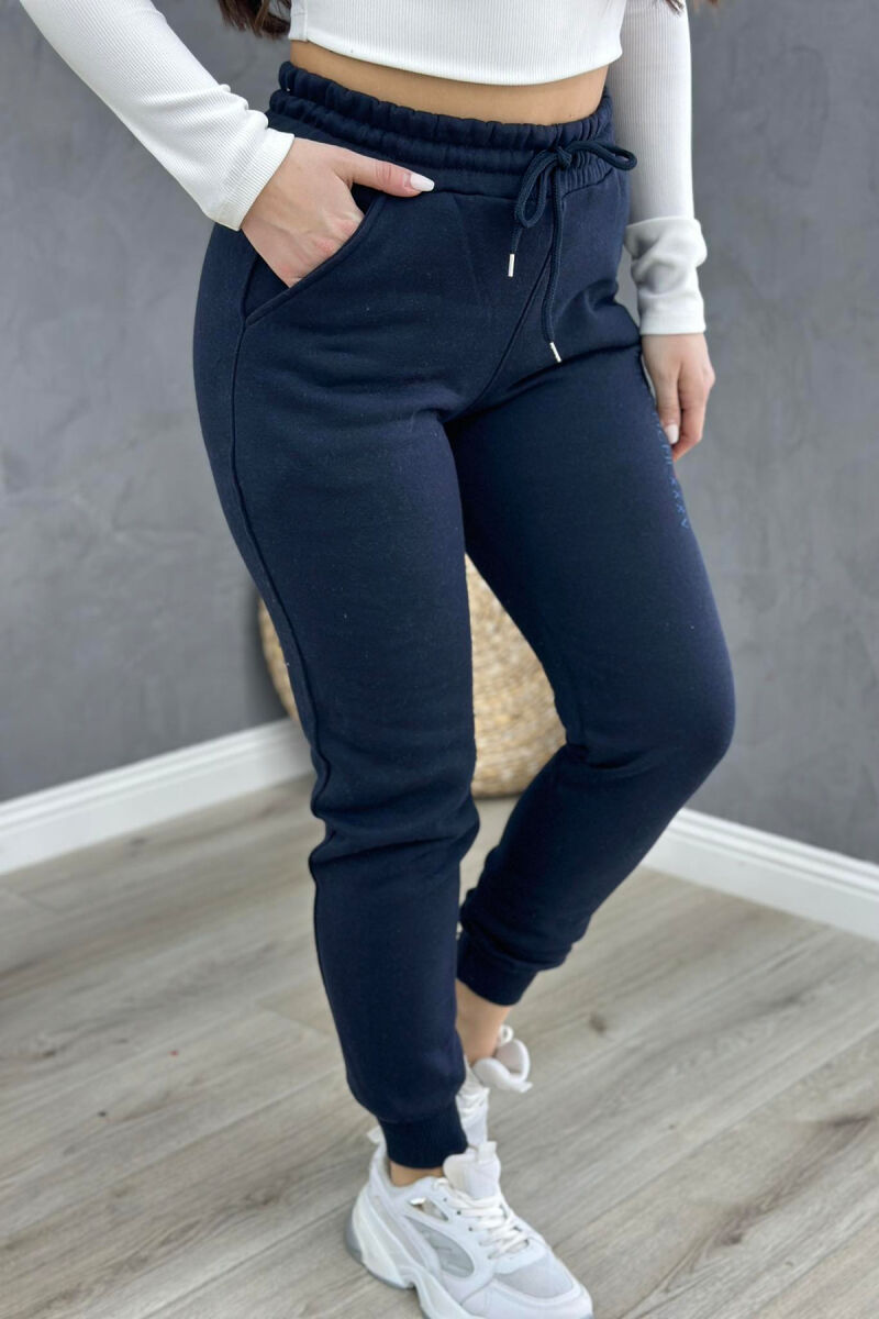 FLUFFY WRITTING WOMAN SWEATPANTS DARK BLUE/BEE - 3