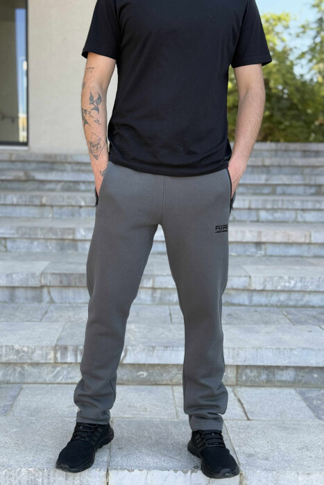 FLUFFY ZIPPER POCKETS SMALL LOGO MEN JOGGERS DARK GREY/GEE 