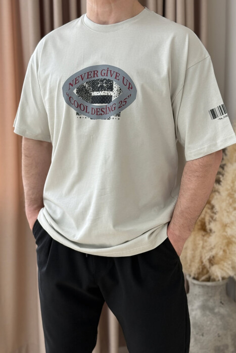 T-SHIRT NJË NGJYRËSH ME DIZAJN PËR MESHKUJ NË NGJYRËN BEZHË E ZBARDHUR 