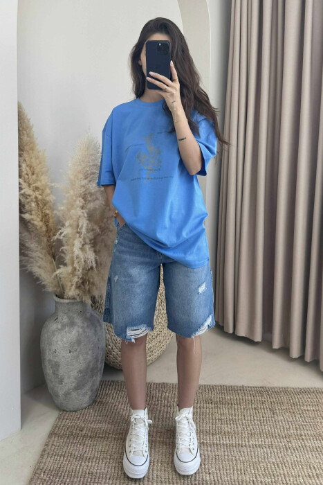 T-SHIRT ME DIZANJ DHE SHKRIME PËR FEMRA NË NGJYRË BLU 