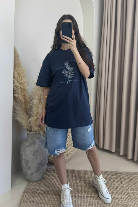 T-SHIRT ME DIZANJ DHE SHKRIME PËR FEMRA NË NGJYRËN BLU TË ERRËT 