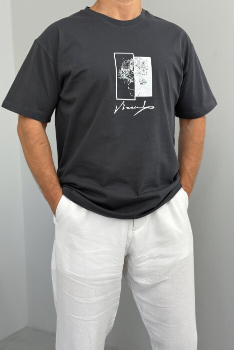 T-SHIRT I THJESHTË ME IMAZH PËR MESHKUJ NË NGJYRËN GRI E ERRËT 