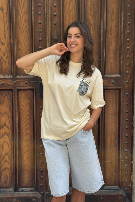 T-SHIRT I THJESHTË ME SHKRIME PËR FEMRA NË NGJYRËN KREM 