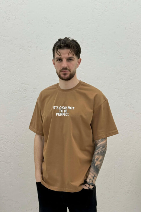 T-SHIRT ME SHKRIME PARA & PAS PER MESHKUJ NE NGJYRE KAFE - KLAUDIO FASHION