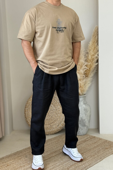T-SHIRT ME SHKRIME PËR MESHKUJ NË NGJYRËN KAFE E ZBARDHUR 