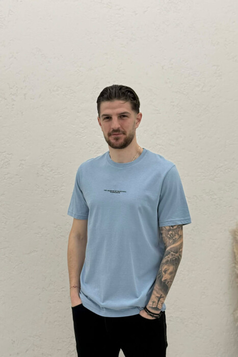 T-SHIRT ME SHKRIME TE VOGLA PER MESHKUJ NE NGJYRE BLU TE ZBARDHUR - KLAUDIO FASHION