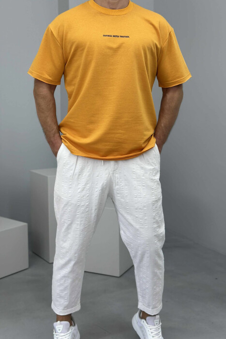 T-SHIRT I THJESHTË ME SHKRIME PËR MESHKUJ NË NGJYRËN MUSTARDË 