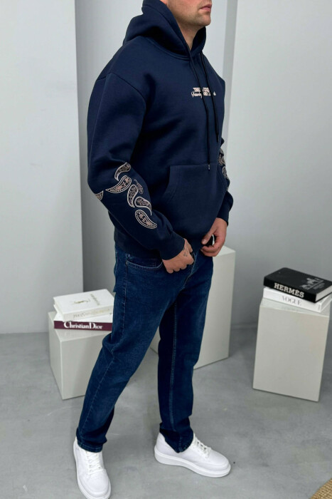 HOODIE ME PUSH DHE ME SHKRIM PARA PËR MESHKUJ NË NGJYRE BLU TE ERRET 