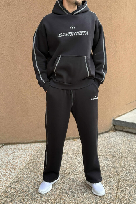 KOSTUM HOODIE ME SHKRIM NË PJESËN PARA+TUTA PËR MESHKUJ NË NGJYRË TË ZEZË - KLAUDIO FASHION