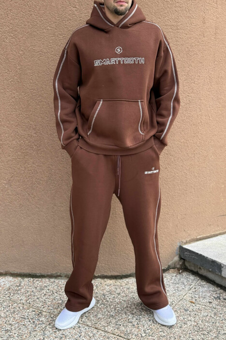 KOSTUM HOODIE ME SHKRIM NË PJESËN PARA+TUTA PËR MESHKUJ NË NGJYRË KAFE - KLAUDIO FASHION