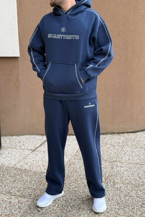 KOSTUM HOODIE ME SHKRIM NË PJESËN PARA+TUTA PËR MESHKUJ NË NGJYRË BLU TË ERRËT - KLAUDIO FASHION