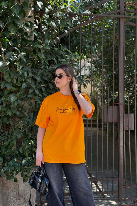 T-SHIRT ME SHKRIME NE PJESEN PARA DHE IMAZH PAS PER FEMRA NE NGJYRE MUSTARDE + 6 PALE ÇORAPE DHURATE - KLAUDIO FASHION