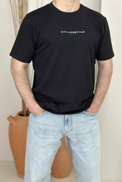 T-SHIRT I THJESHTË ME SHKRIME PËR MESHKUJ NË NGJYRËN E ZEZË 