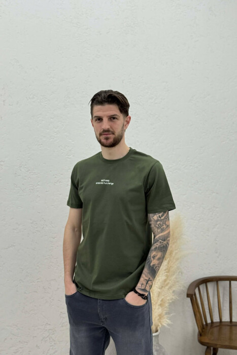 T-SHIRT ME SHKRIME NE PJESEN PARA PER MESHKUJ NE NGJYRE JESHILE - 1
