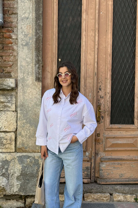 KEMISHE ME SHKRIME NE PJESEN PARA PER FEMRA NE NGJYRE TE BARDHE ME ROZE - KLAUDIO FASHION