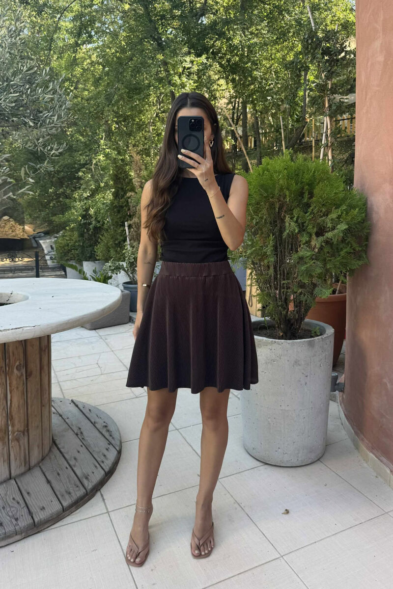 FUNDPANTALLONË NJË NGJYRËSHE ME BEL ELASTIK PËR FEMRA NË NGJYRËN KAFE - 6