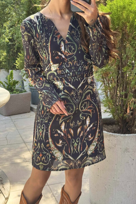 FUSTAN I SHKURTËR ME JAKË V DHE DIZANJE PËR FEMRA NË NGJYRËN E ZEZË & JESHILE - 3