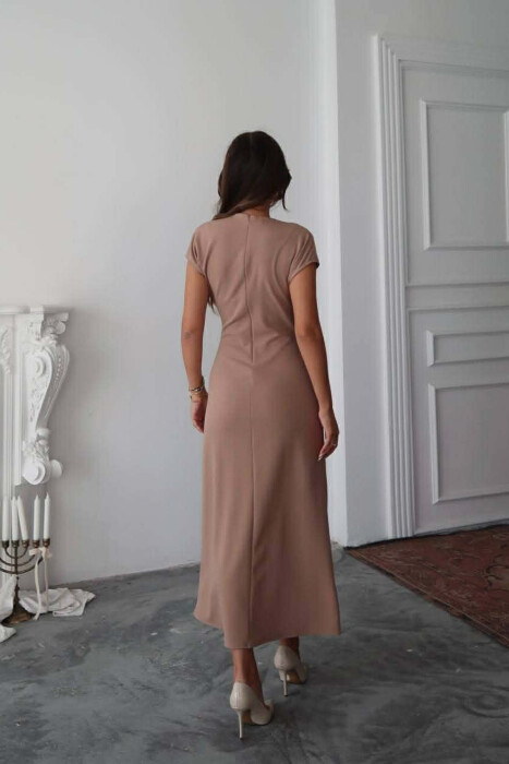 FUSTAN NJE NGJYRESH PA MENGE ME DETAJIN E BUTONAVE GOLD PER FEMRA NE NGJYRE BEZHE - 3