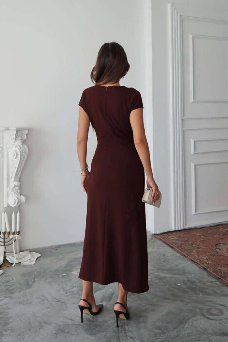 FUSTAN NJE NGJYRESH PA MENGE ME DETAJIN E BUTONAVE GOLD PER FEMRA NE NGJYRE KAFE TE ERRET - 5