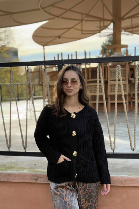 PULOVËR E THURRUR NJË NGJYRËSHE ME BUTONA GOLD PËR FEMRA NË NGJYRË TË ZEZË - KLAUDIO FASHION