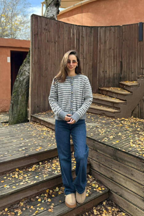 PULOVER ME VIJA DHE BUTONA GOLD PER FEMRA NE NGJYRE GRI - KLAUDIO FASHION