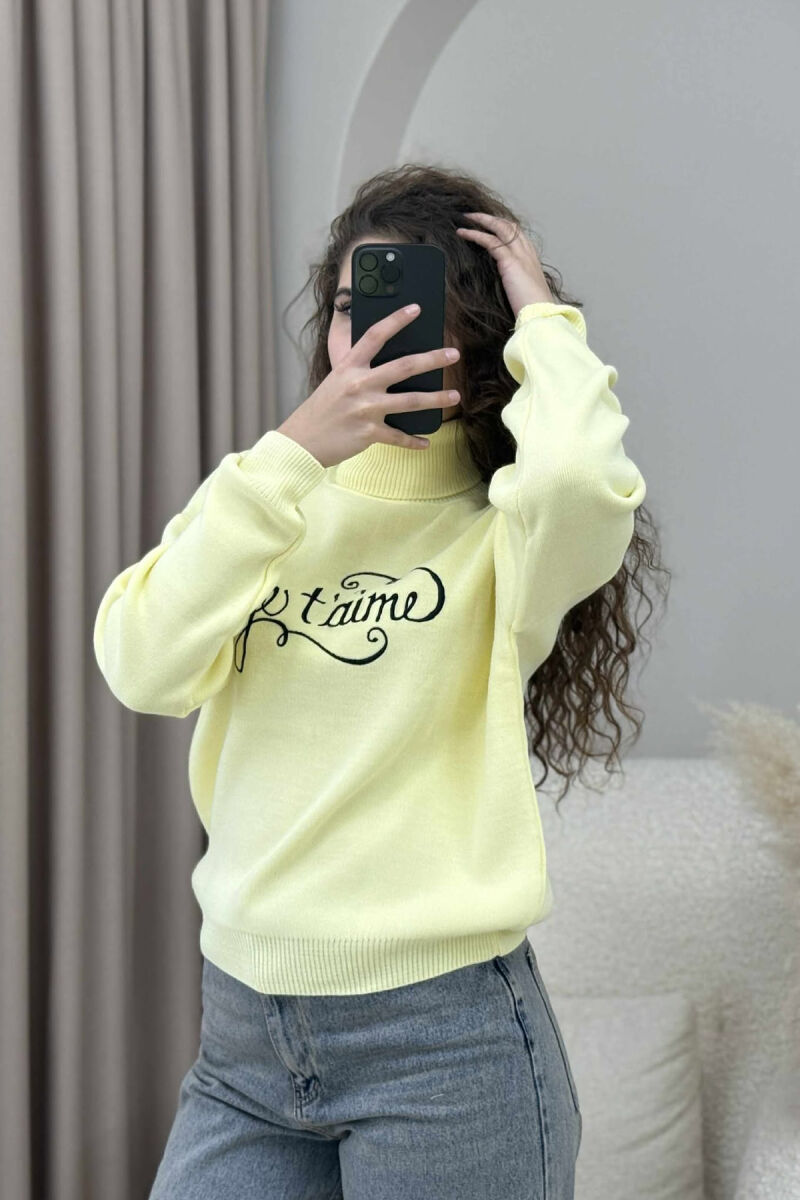 GOLF I THJESHTË ME SHKRIM PARA PËR FEMRA NË NGJYRËN E VERDHË - 2