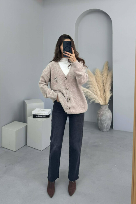 PULOVER E THJESHTE ME DETAJIN E ZEMRES PER FEMRA NE NGJYRE BEZHE - KLAUDIO FASHION