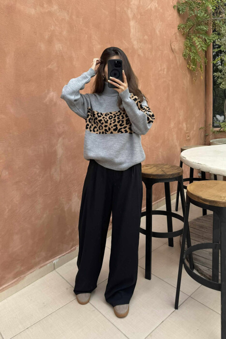 TRIKO ME JAKË GOLF DHE DIZANJ LEOPARD PËR FEMRA NË NGJYRËN GRI 