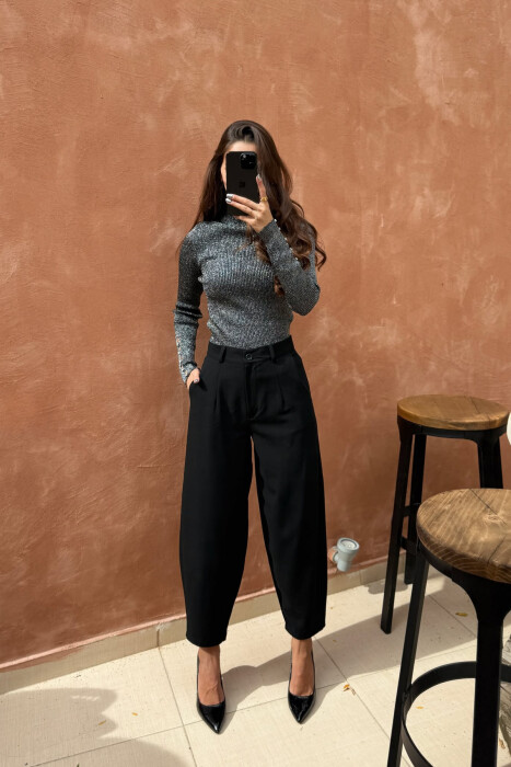 TRIKO ME JAKË GOLF ME DETAJE GURËSH PËR FEMRA NË NGJYRË TË ZEZË - KLAUDIO FASHION