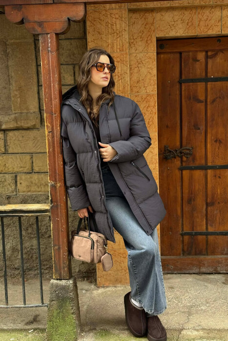 XHUP ME KAPUC PËR FEMRA NË NGJYRËN GRI E ERRËT - KLAUDIO FASHION