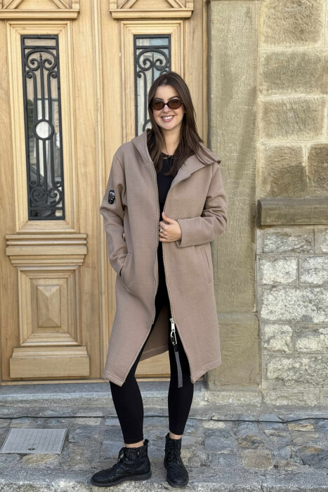 PULOVËR E GJATË NJË NGJYRËSHE ME KAPUÇ PËR FEMRA NË NGJYRËN KAFE - KLAUDIO FASHION