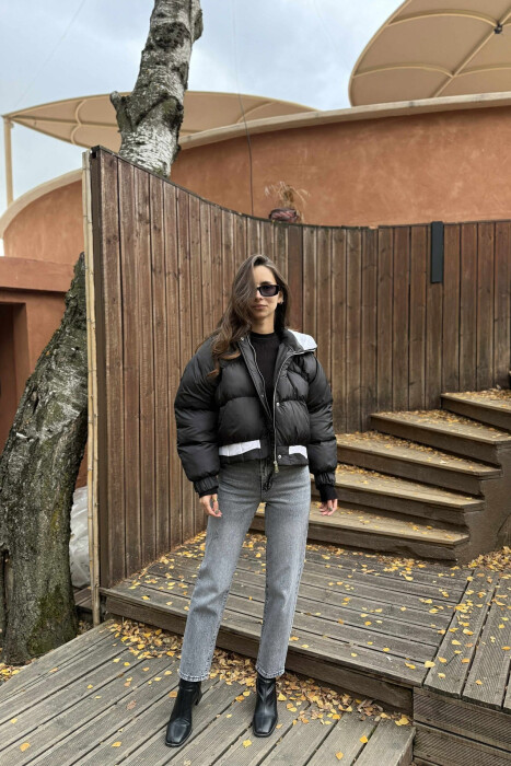 XHUP I SHKURTËR ME KAPUÇ DHE ZINXHIR PËR FEMRA NË NGJYRË TË ZEZË - KLAUDIO FASHION