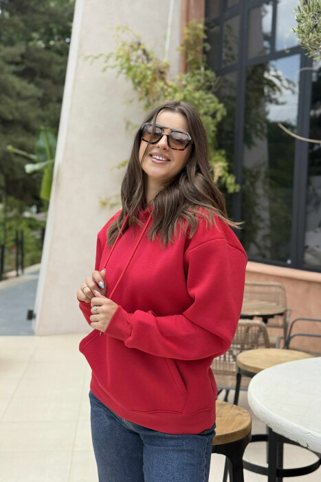 HOODIE E THJESHTË NJË NGJYRËSHE ME PUSH PËR FEMRA NË NGJYRË TË KUQE - 2