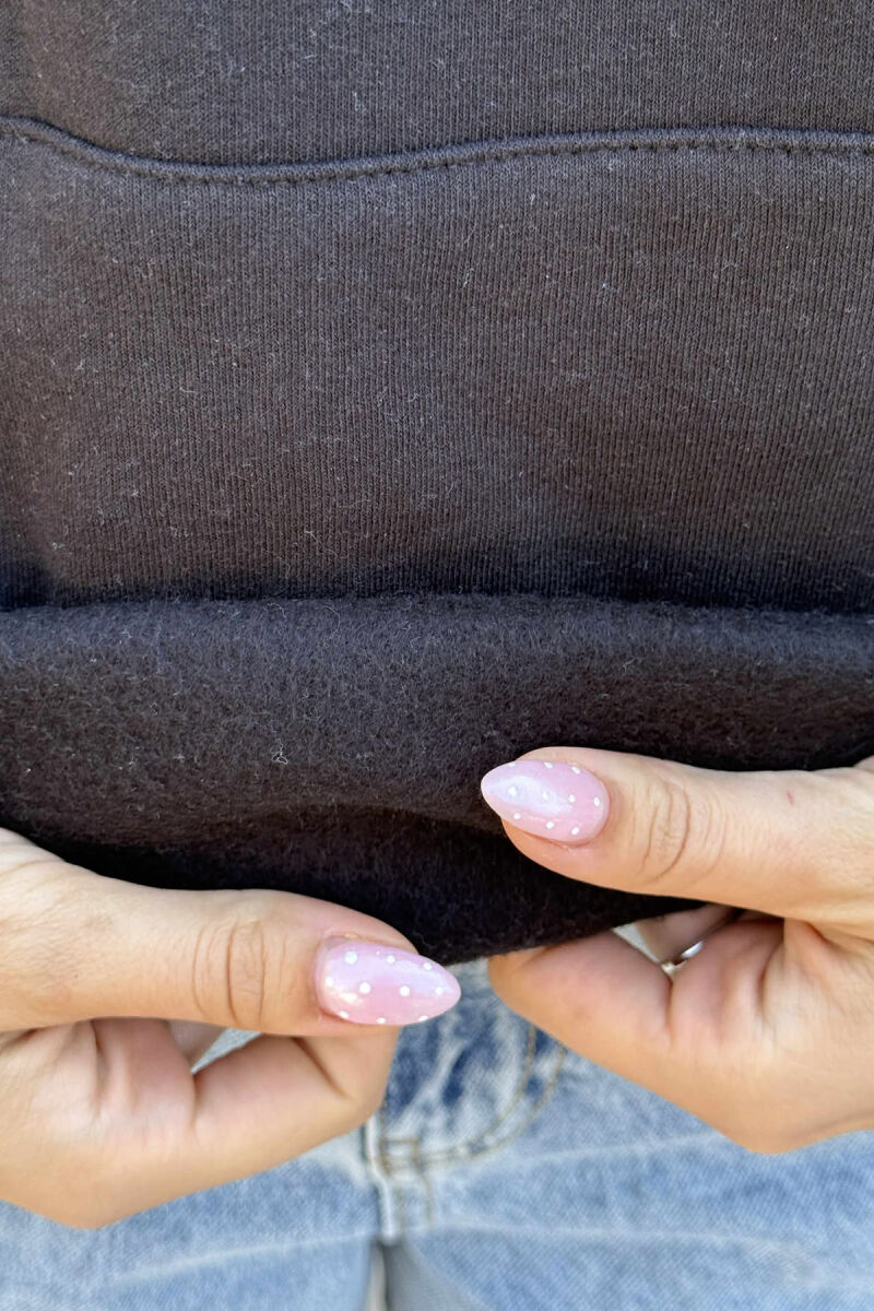 HOODIE E THJESHTË NJË NGJYRËSHE ME PUSH PËR FEMRA NË NGJYRË TË ZEZË - 5