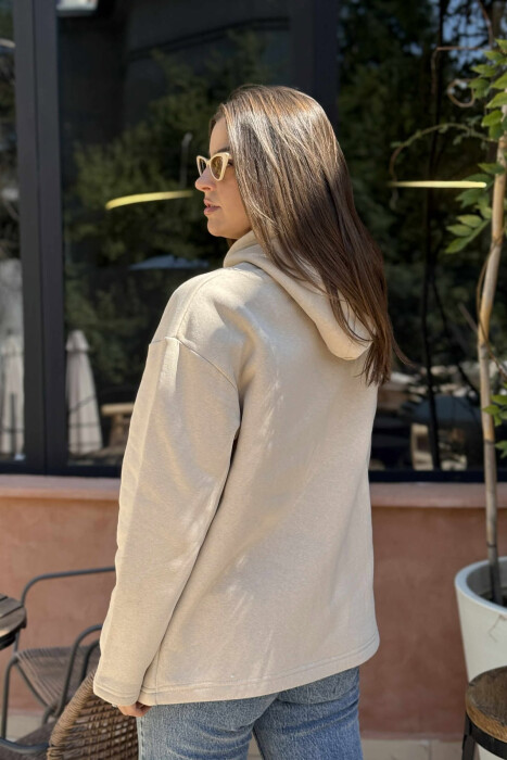 HOODIE E THJESHTË NJË NGJYRËSHE ME PUSH PËR FEMRA NË NGJYRËN BEZHË - 3
