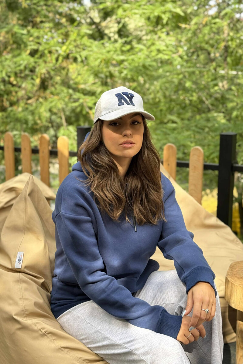 HOODIE E THJESHTË NJË NGJYRËSHE ME PUSH PËR FEMRA NË NGJYRËN BLU - 2